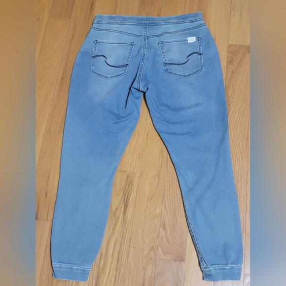 Size 10-30W Signature by Levi Strauss & Co. Light wash jean/leggings/jogger - Picture 2 of 8